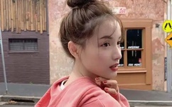 几男含着她两个硕大的乳